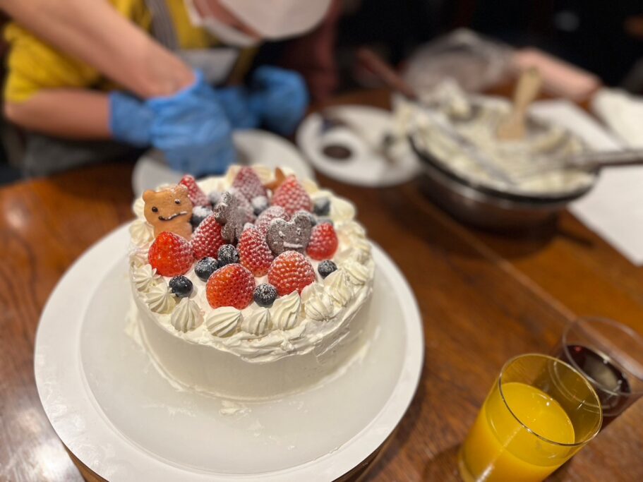 親子パティシエ体験で参加者が仕上げた苺のショートケーキ