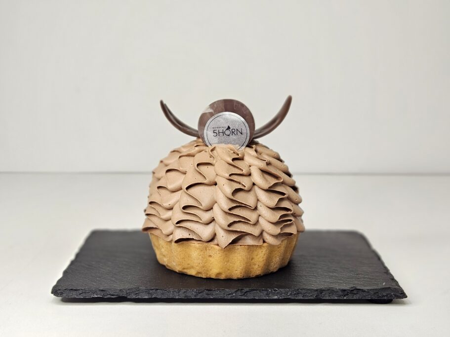 こどもの日ケーキ　兜チョコクリームタルト
