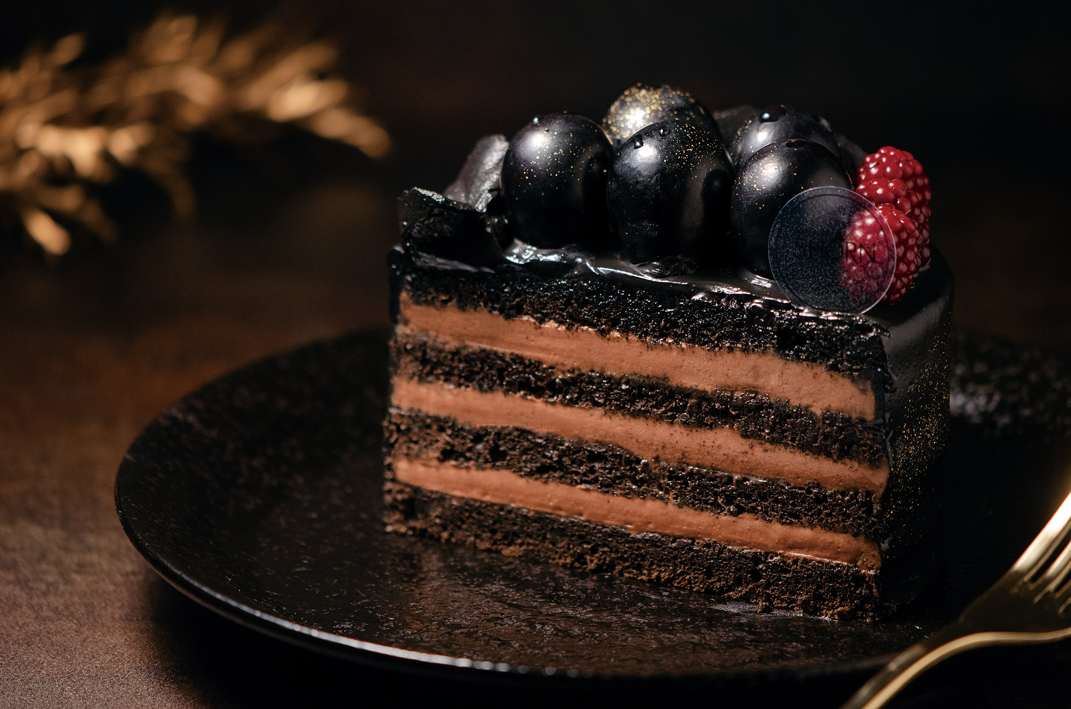 期間限定ケーキ「Deep」 | 漆黒の姿に秘めた、濃厚なチーズショコラ