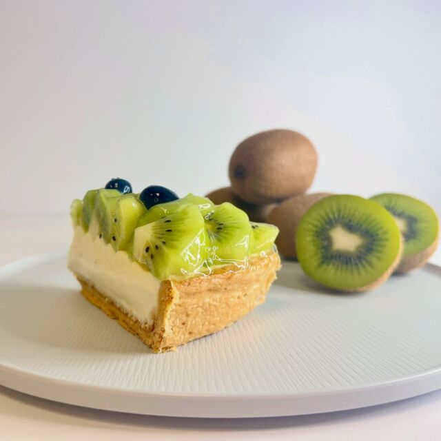 4月おすすめケーキ🌷

こんにちは！長野県松本市のケーキ「5HORN」です🎂
ご褒美にも贈り物にもぴったりな
春のケーキをご用意しております♪

＊キウイとチーズタルト
＊不知火デコポンタルト
＊ストロベリーミルクモンブラン

この時期だけの限定ケーキですので
気になる方はぜひお早めに🤍

【桜といちごのドーム】も登場しています！🌸

4月になり、新しいスタートをきった皆さまの
明日のエネルギーになりますように👩🏻‍🍳💫

April’s Recommended Cakes 🌷

Hello! We are 5HORN, a cake shop in Matsumoto City, Nagano 🎂
We have the perfect spring cakes for both treats and gifts!

🍰 Kiwi & Cheese Tart
🍊 Shiranui Dekopon Tart
🍓 Strawberry Milk Mont Blanc

These are limited-time cakes, so don’t miss out! 🤍

Plus, our Sakura & Strawberry Dome is now available! 🌸

As April begins and a new journey starts,
we hope our cakes bring you the energy for tomorrow! 👩🏻‍🍳💫

#5HORN #松本市 #長野県 #ケーキ #スイーツ #ケーキ屋 #カフェ #タルト #春ケーキ #でこぽん #キウイタルト #ミルクモンブラン #ご褒美スイーツ #美味しいもの #インスタグルメ #スイーツ巡り #カフェ巡り #松本グルメ #長野グルメ