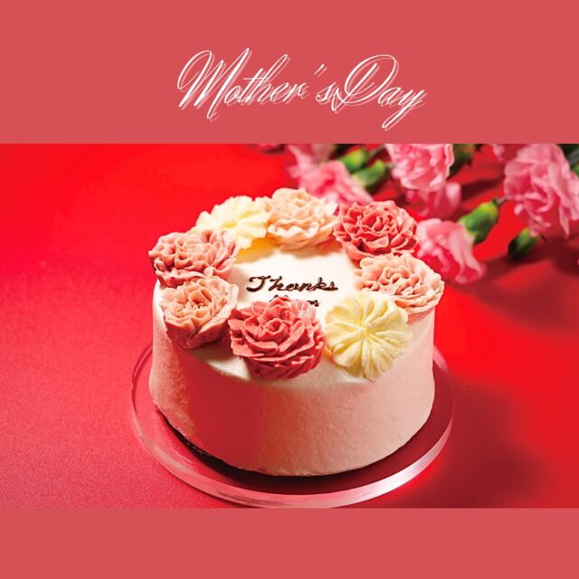 🎉母の日限定ケーキ「ブーケショート」が登場🌸

大切なお母さまへの感謝の気持ちを込めた特別なショートケーキはいかがでしょうか？
甘酸っぱく香り高い国産苺を丸ごと使用し、ふんわりスポンジと特製生クリームが絶妙なハーモニーを奏でます🍰
ひとつひとつ絞って仕上げるバタークリームのカーネーションとマーガレットのデコレーションで華やかに💐

花言葉も素敵な意味が込められています🌸
🌹赤のカーネーション：「母への愛」
🌷ピンクのカーネーション：「温かい心」「感謝」
🌼白のマーガレット：「心に秘めた愛」「信頼」

特別な日の贈り物にいかがでしょうか？

先行予約期間：4月18日(金)12時～20日(日)
お渡し期間：5月9日(金)～11日(日)
通常価格2,800円が会員様先行予約価格2,500円でお得にご予約いただけます！
数量限定でのご用意ですので、LINE友だち登録をしてご予約ください♩

📍取り扱い店舗：
5HORN イオンモール松本、5HORN アイシティ21、5HORN MIDORI松本

LINE友だち登録はぜひこの機会に！
新商品や会員様限定の特典がたくさん🎁
LINE友だち追加で最新情報をゲット♪
プロフィールのリンク↓↓
@fivehorn 

Introducing our Mother's Day limited cake "Bouquet Short" at 5HORN in Matsumoto City! 🌸
Whole domestic strawberries are wrapped in a delightful balance of fluffy sponge and special cream. Topped with handmade buttercream carnations and marguerites, this cake is a beautiful way to express gratitude. 🌹🌷🤍

Pre-order from April 18-20 for a special price of 2,500 yen! Available in limited quantities from May 9-11 at our stores.
Don't miss out on this exquisite gift for Mother's Day!

#5HORN #ケーキ #松本市 #母の日ケーキ #ブーケショート #苺 #カーネーションケーキ #期間限定 #贈り物 #パティシエ手作り #デコレーション #花言葉 #ファイブホルン #先行予約 #数量限定 #イオンモール松本 #アイシティ21 #MIDORI松本 #松本スイーツ #松本駅