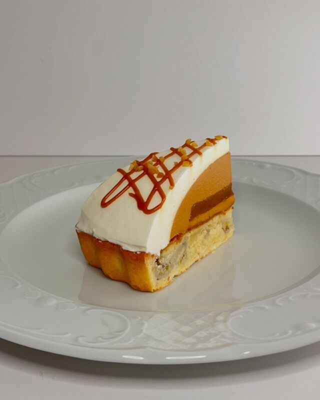 新登場！完熟バナナと塩キャラメル🍌🤎

こんにちは！長野県松本市のケーキ屋「5HORN」です！
暑くなってきた初夏にぴったりなケーキの
ご紹介です👩🏻‍🍳

「キャラメルバナナタルト」
バナナを贅沢に混ぜ込んだしっとりとしたタルト🍌🥧
ほろ苦いキャラメルムースと濃厚なとろけるキャラメルブリュレは甘い完熟バナナとの相性抜群！
その上には生クリームをたっぷりと♡

ボリューム満点！満足感のあるケーキになってます！
自分へのご褒美でゆったりとカフェタイムにおすすめです☕️

New Arrival! Ripe Banana and Salted Caramel 🍌🤎

Hello from 5HORN, a cake shop in Matsumoto City, Nagano Prefecture!
We’re excited to introduce a perfect treat for the early summer heat!

Caramel Banana Tart
A moist tart generously mixed with ripe bananas 🍌🥧
The bittersweet caramel mousse and rich, melt-in-your-mouth caramel brûlée pair perfectly with the sweetness of ripe bananas!
Topped with a generous dollop of fresh whipped cream♡

It’s a full-bodied, satisfying cake that’s perfect for a relaxing café time or a little reward for yourself☕️

#5HORN #松本市 #長野県 #ケーキ #スイーツ #ケーキ屋 #カフェ #タルト #バナナタルト　#バナナスイーツ　#キャラメルケーキ　塩キャラメル　#ご褒美スイーツ #美味しいもの #インスタグルメ #スイーツ巡り #カフェ巡り #松本グルメ #長野グルメ