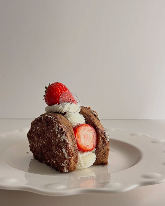 🍓苺とショコラの贅沢なひととき🍫
⠀
ふんわりショコラのロール生地に、濃厚なミルクチョコガナッシュとやさしい甘さのチョコクリーム。
甘酸っぱい苺と生クリームを丁寧に重ね、仕上げには苺をまるごとトッピングしました🍓
⠀
ショコラのコクと苺のフレッシュな酸味が織りなす、ご褒美スイーツ。
今週末だけの特別な味わいをぜひお楽しみください♪
⠀
■5/17(土)・18(日)限定
■5HORN各店舗
■720円（税込）
※数量限定／売り切れ次第終了

#苺ショコラ #ファイブホルン #ショコラスイーツ #ご褒美スイーツ #松本カフェ #期間限定スイーツ  #松本市  #信州  #松本グルメ