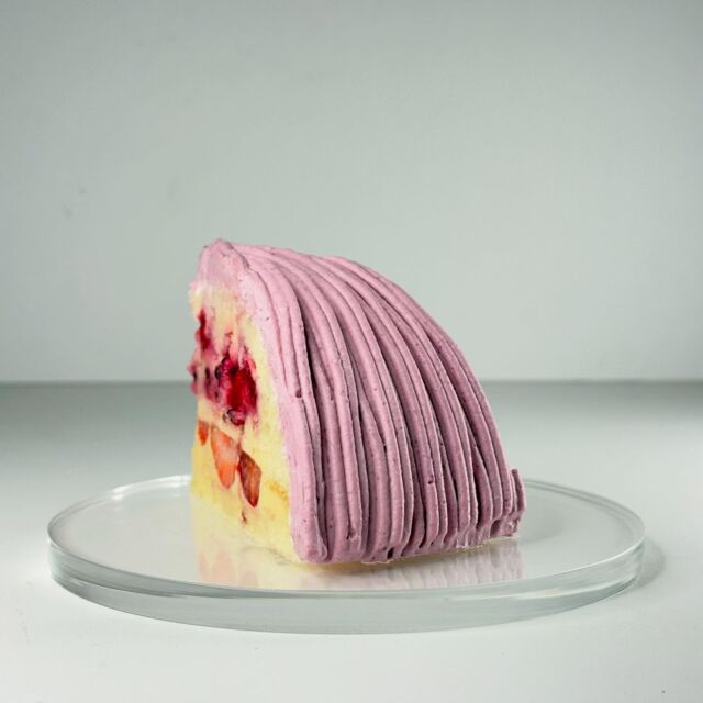 5月おすすめケーキ🌼

こんにちは！長野県松本市のケーキ屋「5HORN」です👩🏻‍🍳
初夏を感じるこの季節にぴったりのフルーツを使ったケーキのご紹介です♪

【ベリーモンブラン】
ムースには甘酸っぱいミックスベリーがたっぷり！
フレッシュな苺をサンド
周りは色鮮やかなブルーベリークリーム
ベリーづくしのモンブランです🍓🫐

【マンゴータルト】
アップルマンゴーとペリカンマンゴー2種類のマンゴーを一度に味わえる贅沢なケーキ
ふんわり軽い食感のマスカルポーネのムースと、ジューシーで濃厚な甘さのマンゴーは相性抜群です🥭

【甘夏タルト】
ほどよい酸味の甘夏と優しい甘さのはちみつ🍯
爽やかさとまろやかさがぎゅっと詰まった
初夏ならではのタルト

季節限定のケーキが目白押し！
6月3日までのメニューとなっておりますのでお見逃しなく！

Recommended Cakes for May 🌼

Hello! We’re 5HORN, a cake shop located in Matsumoto City, Nagano Prefecture.
We’re excited to introduce some seasonal cakes made with fresh fruits, perfect for this early summer season♪

Berry Mont Blanc
Packed with sweet and tangy mixed berry mousse,
layered with fresh strawberries,
and beautifully decorated with vibrant blueberry cream—
a berry lover’s dream Mont Blanc! 🍓🫐

Mango Tart
A luxurious tart that lets you enjoy two types of mango at once—Apple Mango and Pelican Mango.
The light, fluffy mascarpone mousse pairs perfectly with the juicy, rich sweetness of the mangoes. 🥭

Amanatsu Citrus Tart
Made with mildly tart amanatsu citrus and delicately sweet honey. 🍯
A refreshing yet mellow tart that captures the essence of early summer.

These seasonal cakes are available for a limited time only!
Don’t miss out—offered until June 3rd!

#5HORN #松本市 #長野県 #ケーキ #スイーツ #ケーキ屋 #カフェ #タルト #マンゴータルト　#甘夏　#甘夏タルト　#ベリーモンブラン　#モンブラン #初夏スイーツ　#ご褒美スイーツ #美味しいもの #インスタグルメ #スイーツ巡り #カフェ巡り #松本グルメ #長野グルメ