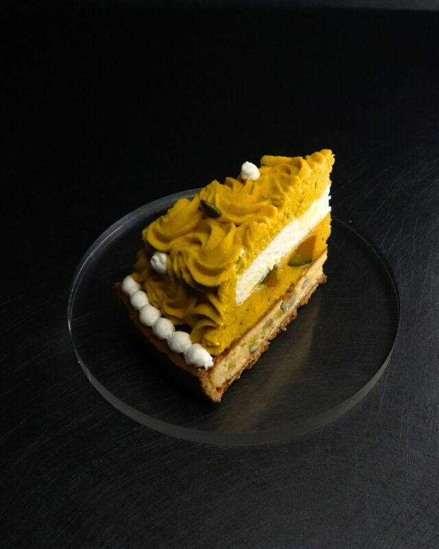 🍂パンプキンナッツタルト ― 想いが形になった、秋の定番ケーキ

このケーキを作ったのはコンクールで多くの賞を受賞し、
繊細さを得意とするパティシエール。

現在、パティシエとして8年目になる彼女が、
入社3年目の頃、大抜擢され初めてケーキ開発を担当し、
誕生したのが、この「パンプキンナッツタルト」なんです。

5HORNでは、入社3年目でケーキ開発すること自体も
とてもすごいことなんです！

そんな彼女の
“自分が食べたいものを作ってみよう”
という想いから、大好きなかぼちゃとナッツを組み合わせ、

商品になるまでの様々な苦難をのりこえ、
初めての商品として完成しました。

その時、家族に試食してもらったそうなんですが、
食べてくれた彼女の父の目に浮かんでいる涙を見て、
“パティシエになってよかった”
と感じたそうです。

ブーケのように仕上げた繊細なデザインは、
お花が好きな彼女ならでは。
かすみ草をイメージしたシャンティが、
優しくケーキを包みます。

そして今──
販売から5年経っても変わらぬ人気ケーキとなり、
毎年登場する秋の定番タルトとして愛されています。

そんな思い出が詰まった『パンプキンナッツタルト』
ぜひご賞味ください✨

#5horn#ファイブホルン#松本スイーツ #松本カフェ
#信州スイーツ#長野スイーツ
#秋スイーツ#かぼちゃスイーツ #パンプキンタルト#ナッツタルト#秋の味覚#パティシエの想い#スイーツ好きな人と繋がりたい#ご褒美スイーツ#季節限定#かぼちゃ#お菓子作り#贅沢スイーツ