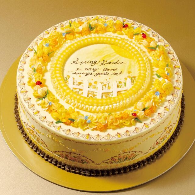 🍰 5HORNパティシエール 石原涼菜が
「ジャパンケーキショー2025」で銅賞を受賞！！

全国のパティシエが技を競う、日本最大級の洋菓子コンクール「ジャパンケーキショー」。

約100名が出場した〈デコレーションケーキ・バタークリーム部門〉において、トップ10圏内となる銅賞を受賞しました！

作品完成までには挑戦の連続で、
これまでマジパン部門で受賞を重ねてきた涼菜さんですが、
今年は新たな表現の幅を求め、バタークリームでの作品づくりに初挑戦したそうなんです。

初めての挑戦のため、足りない経験も多いなか、
“今の自分にできる最高の作品を”
という想いで制作に臨み、
あえて王道の技術を活かし、基礎の中でどこまで美しさを表現できるかを追求したそうです！

構想に約1か月、製作に10日。

日々の仕事を終えたあとも、少しずつ時間を見つけては制作を進め、
花びら一枚の形や、黄色の濃淡・質感に至るまで丁寧に仕上げた作品は、
繊細な造形と色彩の調和が高く評価されました。
近くで見るとより一層その繊細さと緻密さが伝わり、思わず見入ってしまいます…✨

繊細な技術と彼女らしい世界観が見事に表れた、心惹かれる作品です。

“つくる楽しさ”を原動力に、挑戦し続ける姿勢。
その積み重ねが、この受賞へとつながりました。

今回の受賞について先日、取材をしていただきました！
この記事と作品の展示については後日ストーリーにあげる予定です！
お楽しみに✴︎

#5horn#ファイブホルン #松本スイーツ #ジャパンケーキショー #銅賞受賞 #パティシエ #職人の手仕事 #洋菓子コンクール #長野スイーツ #パティシエの挑戦 #デコレーションケーキ #バタークリーム