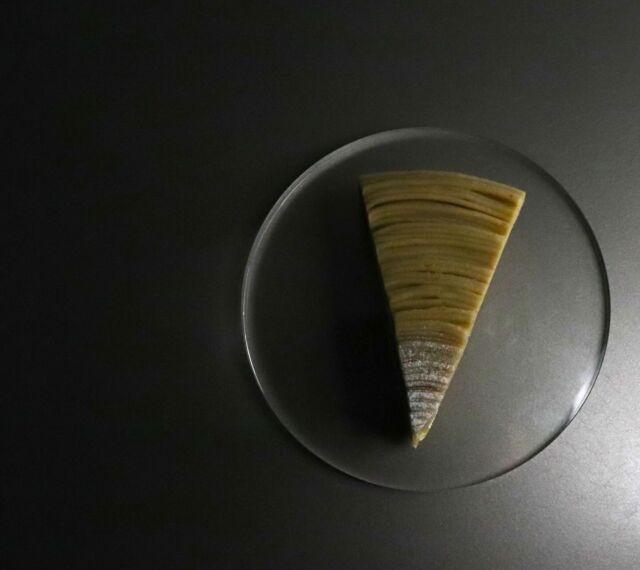 ──和栗モンブラン──
和栗のやさしい甘みと香ばしさを、タルトの中に丁寧に重ねました。

アーモンドの香りが広がるタルト生地には、純栗ペーストをしのばせています。

アーモンドと栗はどちらも“油脂を多く含む素材”で、焼くことで香りが立ちやすく、
組み合わせることで栗の風味がより深く感じられます。

中層には、マロンリキュールをほのかに効かせたシャンティ。
リキュールのアルコール分は香りを運ぶ役割を持ち、
口に入れた瞬間、ふわっと栗の香りが広がるよう計算しています。

その中に混ぜ込んだ薄切りの黄栗は、
“食感のリズム”を生み出す大切な存在。
やわらかなクリームの中に、栗本来のほくほくとした食感を残すことで、
最後のひと口まで飽きずに楽しめるバランスに仕上げました。

仕上げには、純栗ペーストとバターを合わせた濃厚なモンブランクリーム。
しっかりと練り上げることで口溶けをなめらかにし、
和栗ならではの上品な甘さを最大限に引き立てています。

香り、甘さ、食感。
そのすべてが調和した、秋限定の贅沢なモンブランタルトです。

そして今年も──
毎年恒例の「小布施モンブランタルト」お渡しが、ついに明後日からスタート。
一年に一度だけの贅沢を、ぜひお楽しみください。

#5HORN #ファイブホルン #松本スイーツ #長野カフェ #長野スイーツ 
#和栗スイーツ #モンブランタルト #栗スイーツ #秋限定スイーツ #モンブラン好き 
#スイーツ巡り #モンブラン
#パティシエのこだわり #秋の味覚 #栗のスイーツ #上品スイーツ #贅沢スイーツ 
#季節限定スイーツ