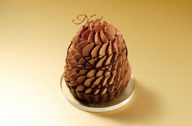 🍫✨サパン ― スパイス香るチャイとショコラの新境地 ―

昨年人気を博した「ノエルピスターシュ」から一新。
今年は、チョコレートの“深み”とチャイの“香り”が出会う新作──**『サパン』**。

制作者はスーシェフパティシエール【なみ】。
確かな技術と柔軟な感性でチームをまとめ上げる、5HORNの頼れる存在です✨

チョコレートの「茶色」から発想を広げ、
スパイス香るチャイという、5HORNではまだ使用したことのない未知の素材に挑戦。
チョコレート自体が香りの強い素材のため、
紅茶の香りをどう引き立たせるか――
チョコの種類を変えたり、紅茶の煮出し時間を調整したりと、
何度も試行錯誤を重ねました。

そうして辿り着いたのは、
スパイスがほどよく香り、苦手な方でも楽しめるやさしいバランス。
チャイ好きにはたまらない、深く残る余韻。
ヴァローナ社のショコラ「マンジャリ」がもたらす酸味とコクに、
アッサムCTC・カルダモン・クローブ・シナモンの香りが寄り添います。

ツリーを模した繊細なチョコ細工と金箔の輝き──
その整然とした美しさの裏には、
スーシェフパティシエール【なみ】の緻密さと探求心、そして静かな情熱が息づいています。

チョコレート×紅茶×スパイスが奏でる、冬だけの贅沢な三重奏。
この冬の主役にふさわしい、新たな“サパン”が完成しました。

🕯️ながの東急百貨店でも販売中（数量限定）
オンライン予約は完売いたしましたが、
若干数のみ店頭予約を受付中です。お早めにどうぞ。

ケーキの構成や味わいの詳細は、
🔗プロフィールのリンク、Xmas特設サイトにてご覧いただけます。
一層ごとのこだわりや、香りの重なりをぜひご覧ください。

#5horn #ファイブホルン #サパン #クリスマスケーキ #ショコラケーキ #チャイスイーツ
#ラグジュアリースイーツ #冬スイーツ #松本スイーツ #長野スイーツ
#ながの東急百貨店 #ヴァローナ