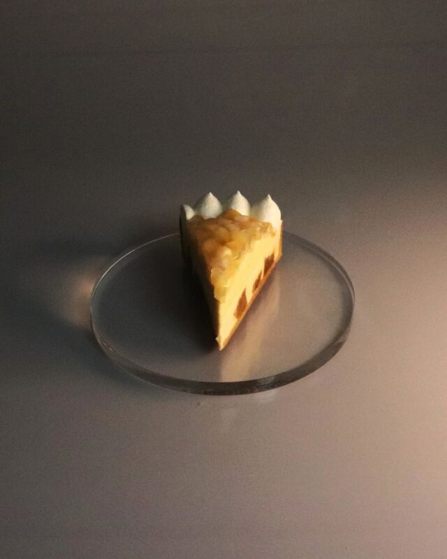 🍎【11月 NEW cake】りんごタルト

りんごが香ると、秋が来たと感じる。
そんな季節の合図を、一つのタルトに込めました。

パティシエールめぐが手がけた新作『りんごタルト』。

“りんご感を楽しんでほしい”という想いから、
タルトの中も飾りも、沢山のりんごを使用しています。

主役のりんごは、パートナー農家【NOJIN様】のシナノスイートと、長野県産ふじりんご。
異なる香りと食感を生かすため、火の入れ方を一つひとつ変えています。

低温で焼き上げたサワークリームのフランの中には、
キャラメリゼしたふじりんごをたっぷりと。
上にはディプロマットクリーム、
そしてピンク色にコンポートしたシナノスイートを重ねました。

りんごは、加熱によって香り成分が変化し、
キャラメルのような甘い香りが生まれる果実。
その自然の変化を生かし、
ふじは火を入れて深みを、シナノスイートは短時間のコンポートで
みずみずしい香りと食感を残しています。

りんごのブランデーでほんのり香りづけし、
仕上がりはふわりと甘く、どこか懐かしい香り。
口に運ぶと、香ばしさ・果実の酸味・クリームのやわらかさが重なり、
ひと口ごとに、秋の深まりを感じられます。

季節の香りを、ひと口でお楽しみください。

#5horn #ファイブホルン#りんごタルト #信州りんご #NOJIN #シナノスイート #ふじりんご #秋スイーツ #パティシエMEGU #フランタルト #限定スイーツ #松本スイーツ #ご褒美スイーツ #贅沢スイーツ #パティスリー #季節限定ケーキ