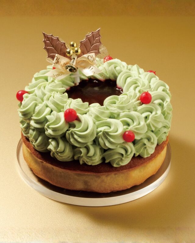 🎄リース・ド・ノエル

― ピスタチオとカシスが彩る、家族で囲む華やかなリース ―

サパンに続く、5HORNクリスマスアントルメ第2弾✨
今年は、家族みんなで楽しめるファミリーサイズの新作が登場します。

手がけたのは、昨年人気だったカットケーキ「サンタ」を生み出した
パティシエール【みほ】。
確かな技術と丁寧な仕事ぶりで、チームからの信頼も厚い存在です。

このアントルメのテーマは“家族で囲む幸せ”

15cmサイズのリース型で華やかさと温かみを演出し、
断面の美しさにもこだわり、緑と赤のコントラストが映えるデザインに仕上げました。

濃厚なピスタチオのコクと、カシスの甘酸っぱさが重なり合う、
見た目にも味わいにもクリスマスらしい一品。

ピスタチオのアーモンドタルトを土台に、
カシスムース・ジュレ・ガナッシュモンテを重ね、
中央には艶やかなカシスのミロワールをあしらいました。

さらに、【みほ】が手がけたXmasショートケーキのデザインが
コンペティションで採用されXmas限定デザインとして登場🎂
王道の美しさの中に、5HORNらしい上品な存在感が光ります。

ピスタチオ×カシス、そして王道のショート。
それぞれの“クリスマスを囲む時間”を彩る、特別な2つのアントルメ。

🎁ファイブホルン会員様限定 先行予約
11月21日(木)12:00〜スタート

ケーキの構成や味わいの詳細は、
🔗プロフィールのリンクから、公式ブログにてご覧いただけます。
一層ごとの素材や組み合わせへのこだわりを、ぜひお楽しみください。

#5horn #ファイブホルン #松本カフェ #リースドノエル #クリスマスケーキ #ピスタチオ #カシス
#ショートケーキ #冬スイーツ #ラグジュアリースイーツ #松本スイーツ #長野スイーツ