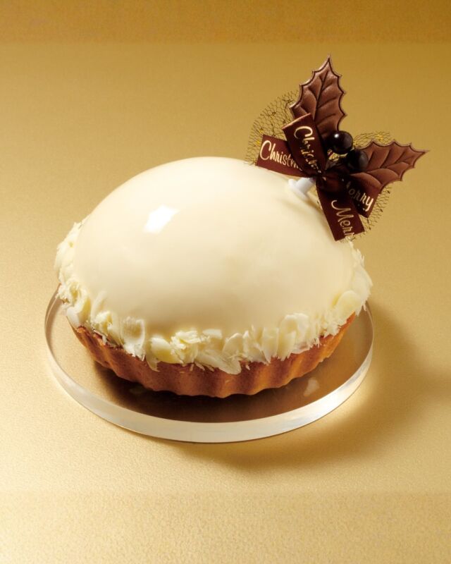 🍷イブレス

― ラムに酔いしれる、大人のクリスマスケーキ ―

5HORNクリスマスアントルメ第3弾。
フランス語で“酔い”“陶酔”を意味する【イブレス】。
ラム酒を効かせた、大人のための上質な一品です。

手がけたのは、今年度「ジャパンケーキショー東京」
デコレーションケーキ（バタークリーム）部門で銅賞を受賞した
パティシエール【すず】。

普段は柔らかく穏やかな人柄ながら、
お菓子づくりへの姿勢は誰よりもストイック。
ジャパンケーキショーへ毎年挑み続ける熱意が、
このケーキにもしっかりと込められています。

白いグラッサージュとホワイトチョコのコポーで“雪”を表現し、
繊細な美しさと上品な艶をまとった冬のドームケーキ。
ラム酒の芳醇な香りに包まれる、特別なクリスマスをお届けします。

白いグラッサージュとホワイトチョコのコポーで雪を表現した、

ラム酒をたっぷり染み込ませたジェノワーズに、
2日間漬け込んだラムレーズンと香ばしいアーモンドを合わせたバタークリームを重ねました。

中央には、卵黄のコクとラムの香りを活かしたブリュレ
を忍ばせ、
仕上げにマダガスカル産ブルボンバニラのムースを重ねて。
芳醇な香りとバニラビーンズの粒感が、やさしく広がります

アルコールの余韻が心地よく続く、
まさに“大人のためのクリスマスケーキ”。

※アルコール分が強めのケーキです。
 お子様やアルコールに敏感な方はご注意ください。

🎁ファイブホルン会員様限定 先行予約：
11月21日(木)12:00〜スタート

ケーキの構成や味わいの詳細は、
🔗プロフィールのリンクから、公式ブログにてご覧いただけます。
使用している素材や層の組み合わせなど、より詳しく紹介しています。

#5horn#ファイブホルン #イブレス #クリスマスケーキ #大人のスイーツ #ラム酒スイーツ
#バタークリームケーキ #冬スイーツ #ラグジュアリースイーツ #松本スイーツ #長野スイーツ